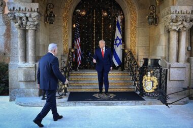 Trump aurait assuré Netanyahu de son soutien à des frappes contre le programme de missiles iranien, selon CBS (AP)