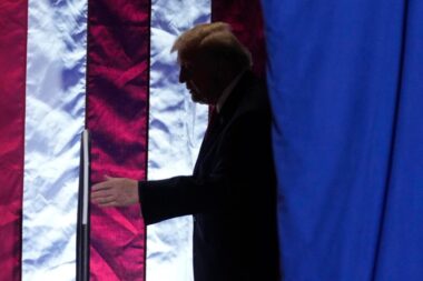 Trump revendique plus de 1,5 milliard de dollars en caisse - un trésor de guerre capable de bouleverser les élections américaines (AP)