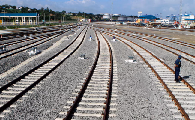Uganda veut relier sa nouvelle ligne ferroviaire à la Tanzanie pour diversifier ses exportations (AP)