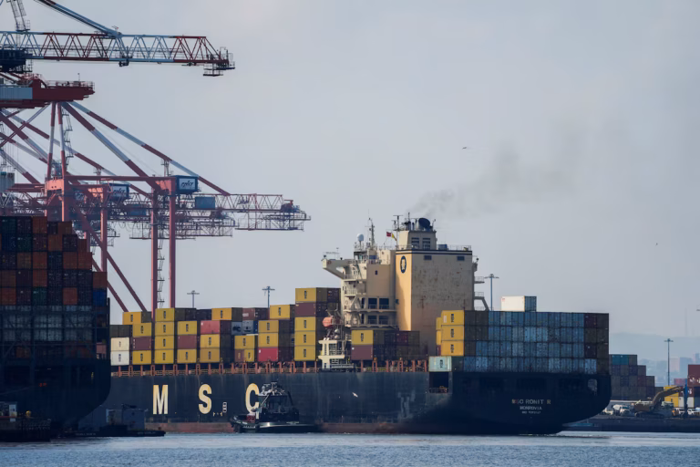 « Un accord est un accord » : l’UE refuse toute hausse des droits de douane américains après la décision de la Cour suprême AP
