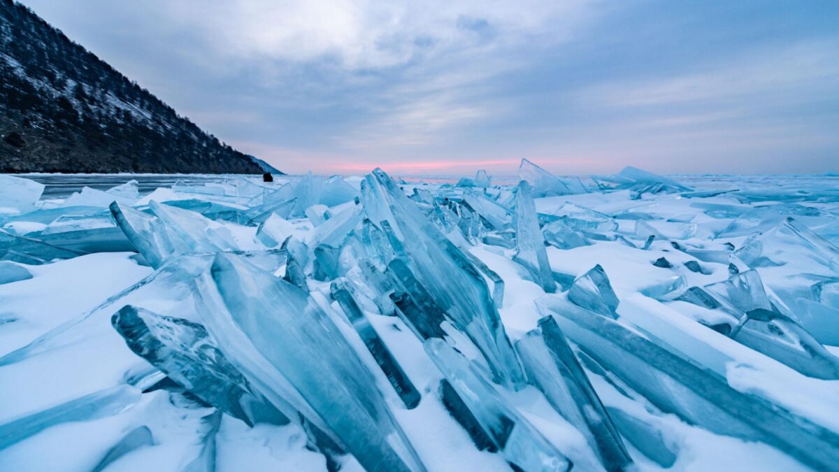 Un bus transportant des touristes chinois chute à travers la glace du lac Baïkal, huit morts