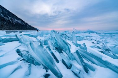 Un bus transportant des touristes chinois chute à travers la glace du lac Baïkal, huit morts