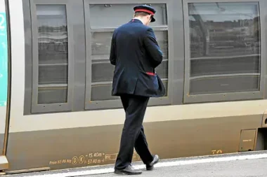 Un contrôleur de train succombe après une agression à bord d’un train