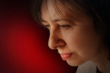 Valérie Bonneton bascule dans le thriller féminicides “L’Affaire Laura Stern”