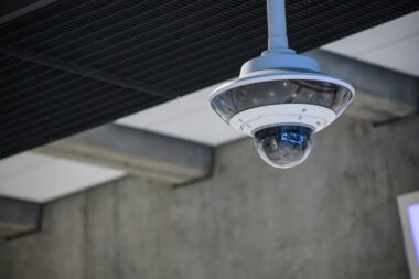 Vidéosurveillance algorithmique : feu vert des députés pour un essai dans le commerce