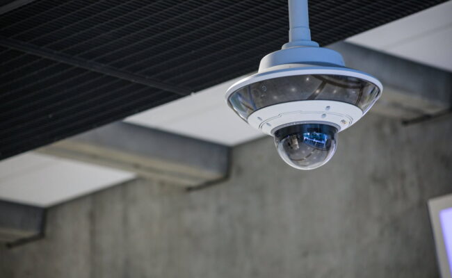 Vidéosurveillance algorithmique : feu vert des députés pour un essai dans le commerce