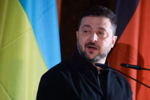 Volodymyr Zelensky marque le quatrième anniversaire de la guerre dans un contexte de divisions parmi les alliés (AP)