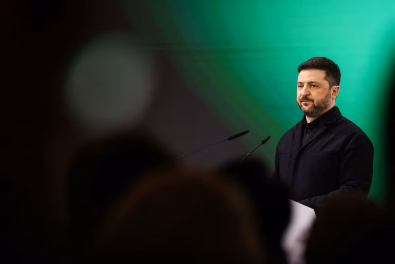 Zelensky conditionne les prochaines négociations de paix à l’évolution sécuritaire au Moyen-Orient (AP)