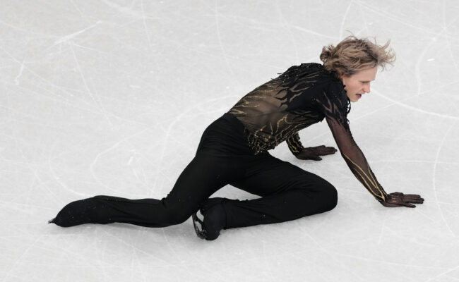 JO - Grandissime favori en patinage artistique, l’Américain Ilia Malinin chute lourdement et passe du rêve au cauchemar