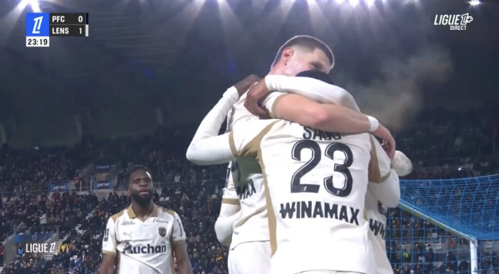 — Ligue 1: Lens écrase le Paris FC (5-0) et repasse devant le PSG. L’OM une nouvelle fois accroché dans les arrêts de jeu