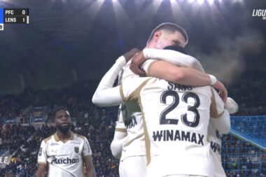 — Ligue 1: Lens écrase le Paris FC (5-0) et repasse devant le PSG. L’OM une nouvelle fois accroché dans les arrêts de jeu