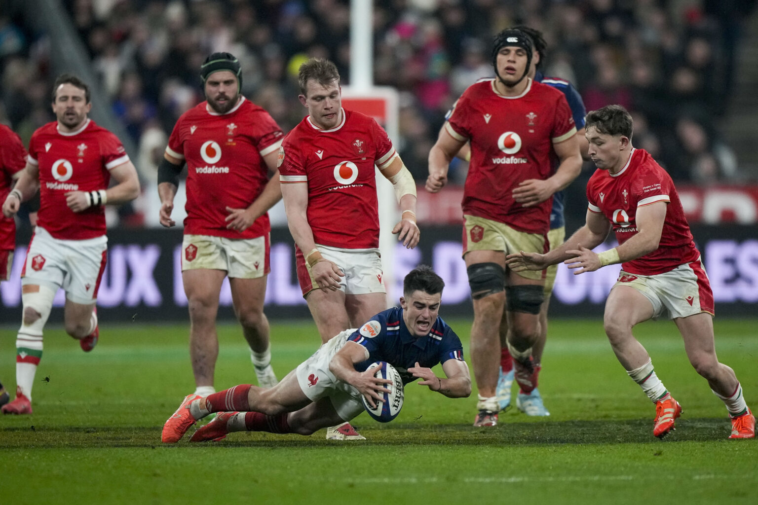 — Tournoi des VI Nations: la France domine le pays de Galles et reste seule en lisse pour le Grand Chelem