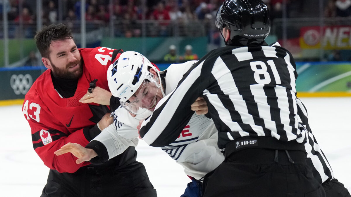 — JO – Bagarre entre la France et le Canada en hockey sur glace