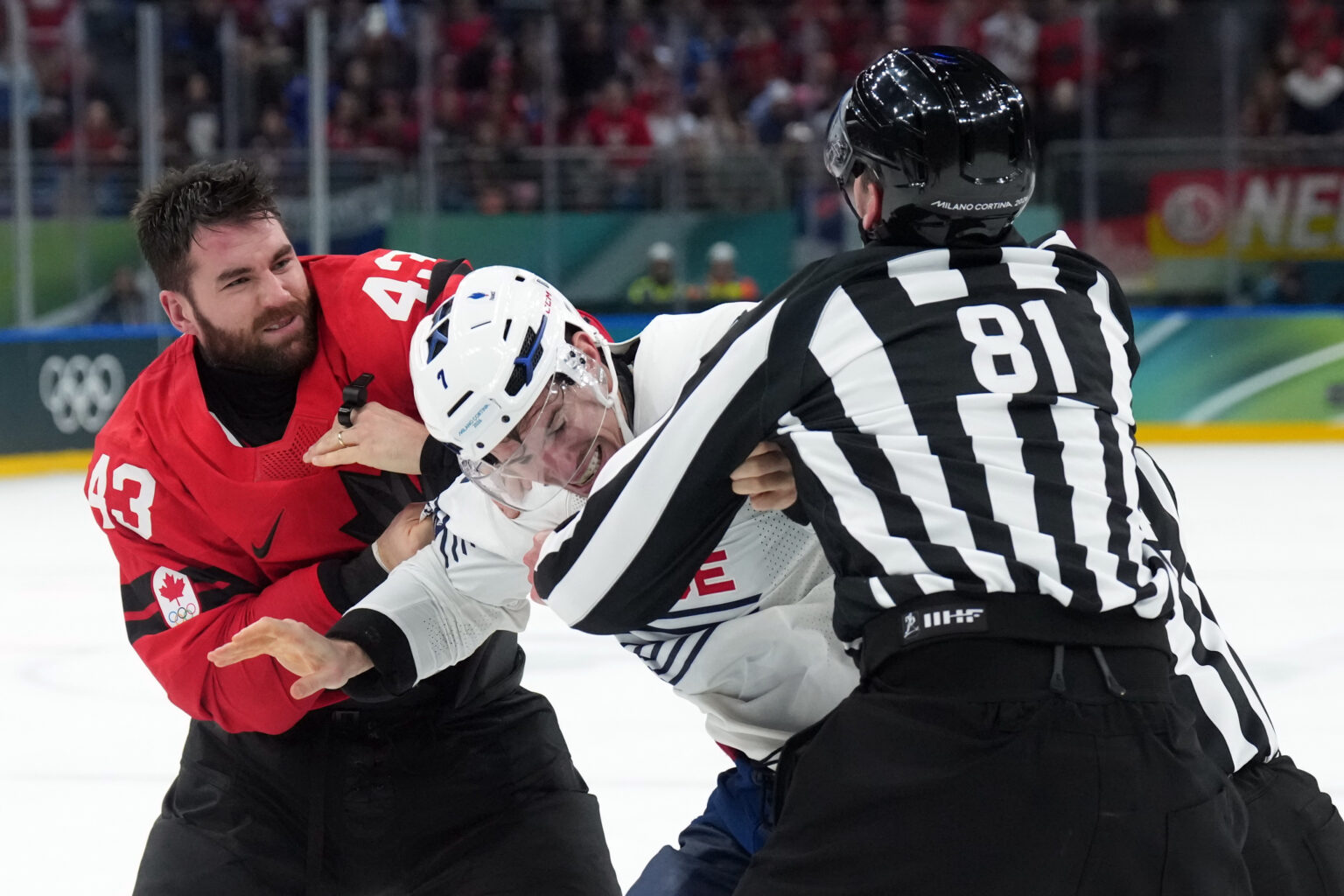 — JO – Bagarre entre la France et le Canada en hockey sur glace