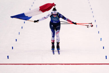 JO - La France championne olympique du relais féminin en Biathlon après une remontée incroyable