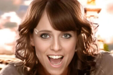 Insolite - La chanteuse Koxie, connue pour son tube «Garçon», s’engage aux côtés de Sarah Knafo pour les municipales à Paris