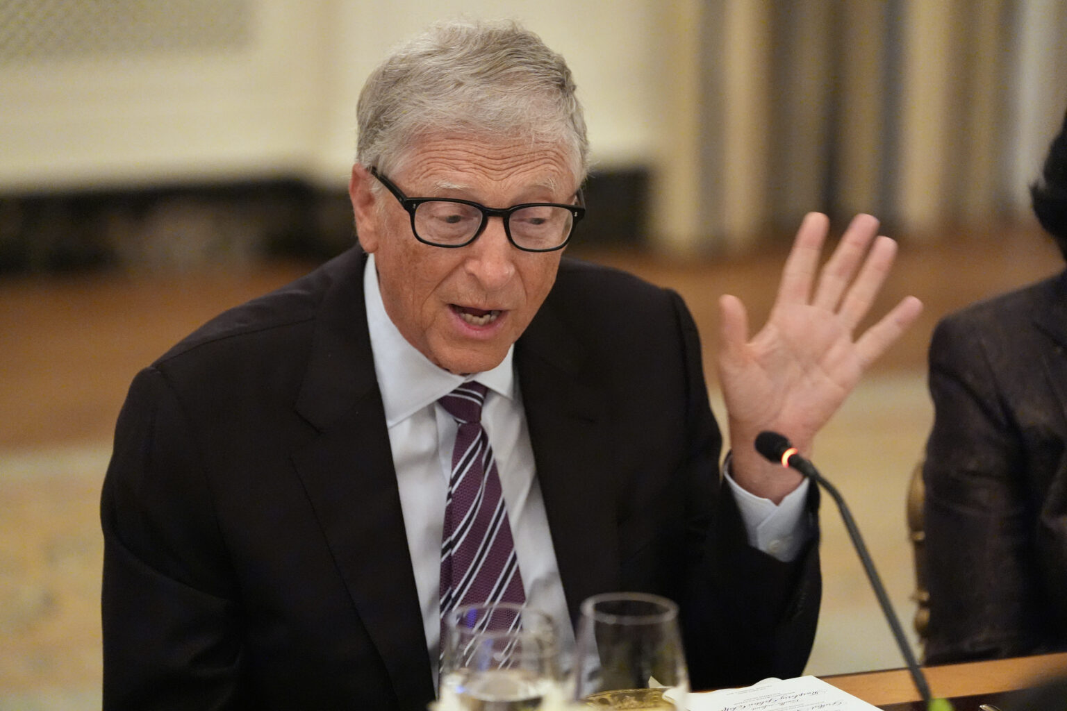 Bill Gates reconnaît des liaisons extraconjugales et avec des Russes et s’excuse pour ses relations avec Epstein