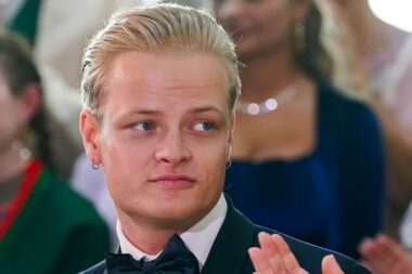 Le fils de la princesse héritière de Norvège nie les accusations de viol à l’ouverture de son procès