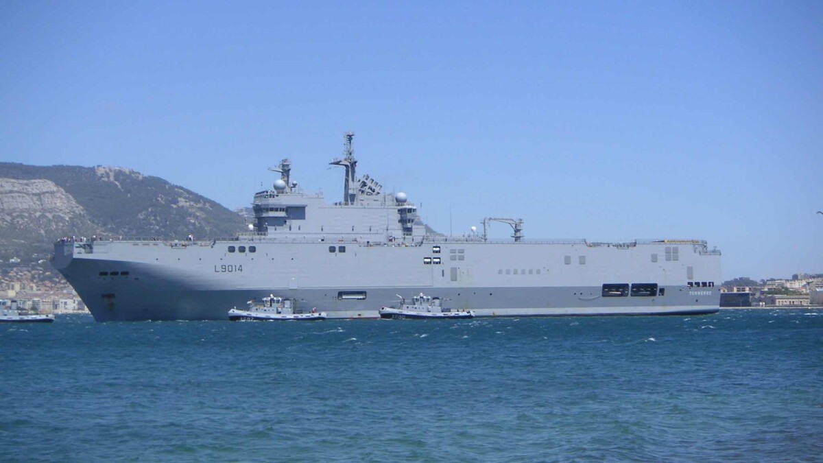 La France déploie un porte-hélicoptères amphibie en Méditerranée