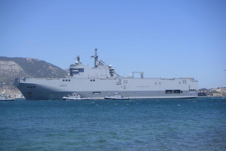 La France déploie un porte-hélicoptères amphibie en Méditerranée
