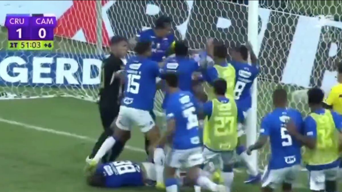 Brasilien: 23 rote Karten während des Finales Cruzeiro-Atlético Mineiro nach einer heftigen Schlägerei. (DR)