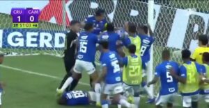 Brésil : 23 cartons rouges lors de la finale Cruzeiro-Atlético Mineiro, après une bagarre géante. (DR)