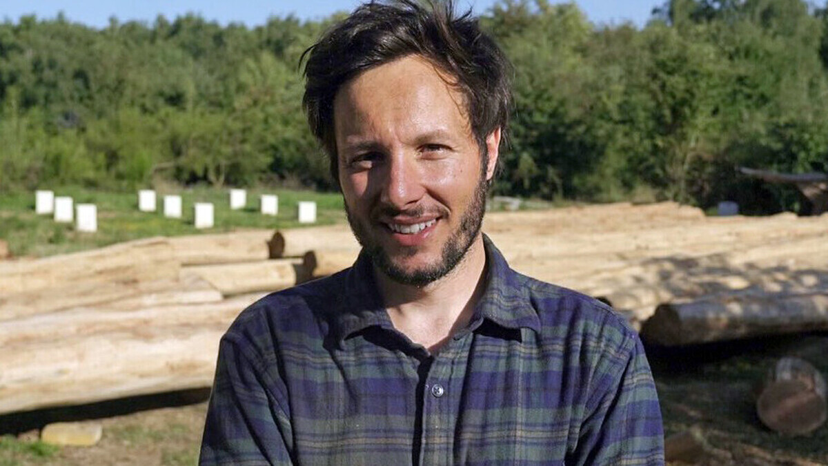 Vianney a achevé la construction de sa cabane après 9 mois de pause musicale