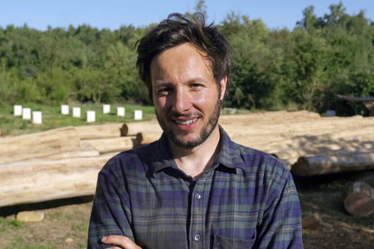 Vianney a achevé la construction de sa cabane après 9 mois de pause musicale