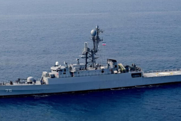 La frégate IRIS Dena, navire de guerre iranien, coulée par un sous‑marin américain. Une première depuis 1945