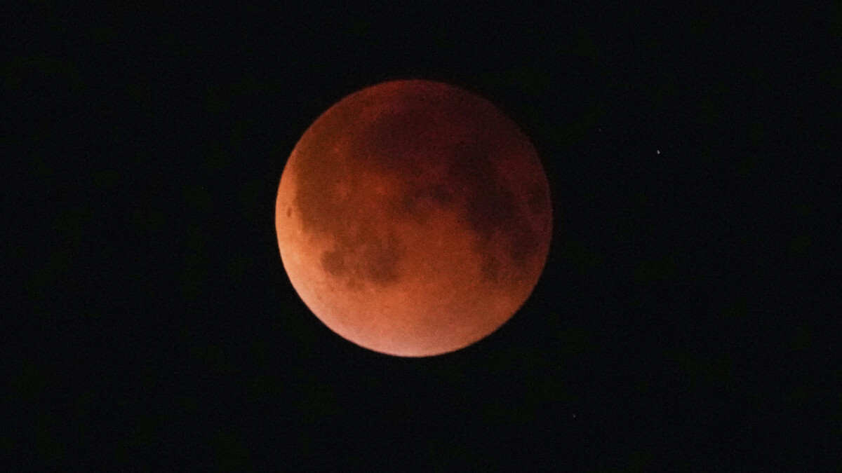 Événement rare !  Une éclipse lunaire totale, appelée "Lune rouge", aura lieu ce mardi