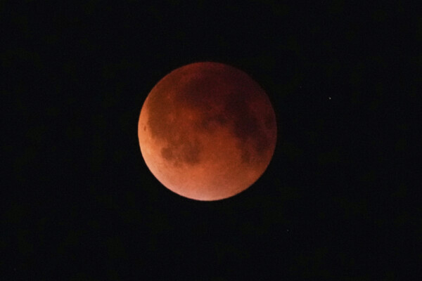 Événement rare !  Une éclipse lunaire totale, appelée "Lune rouge", aura lieu ce mardi