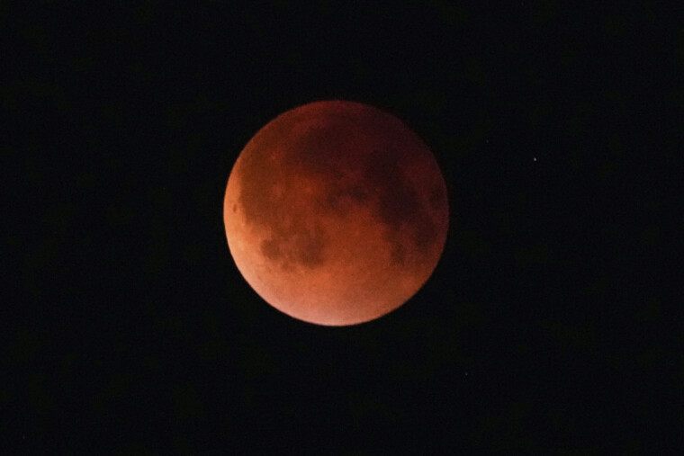 Événement rare !  Une éclipse lunaire totale, appelée "Lune rouge", aura lieu ce mardi
