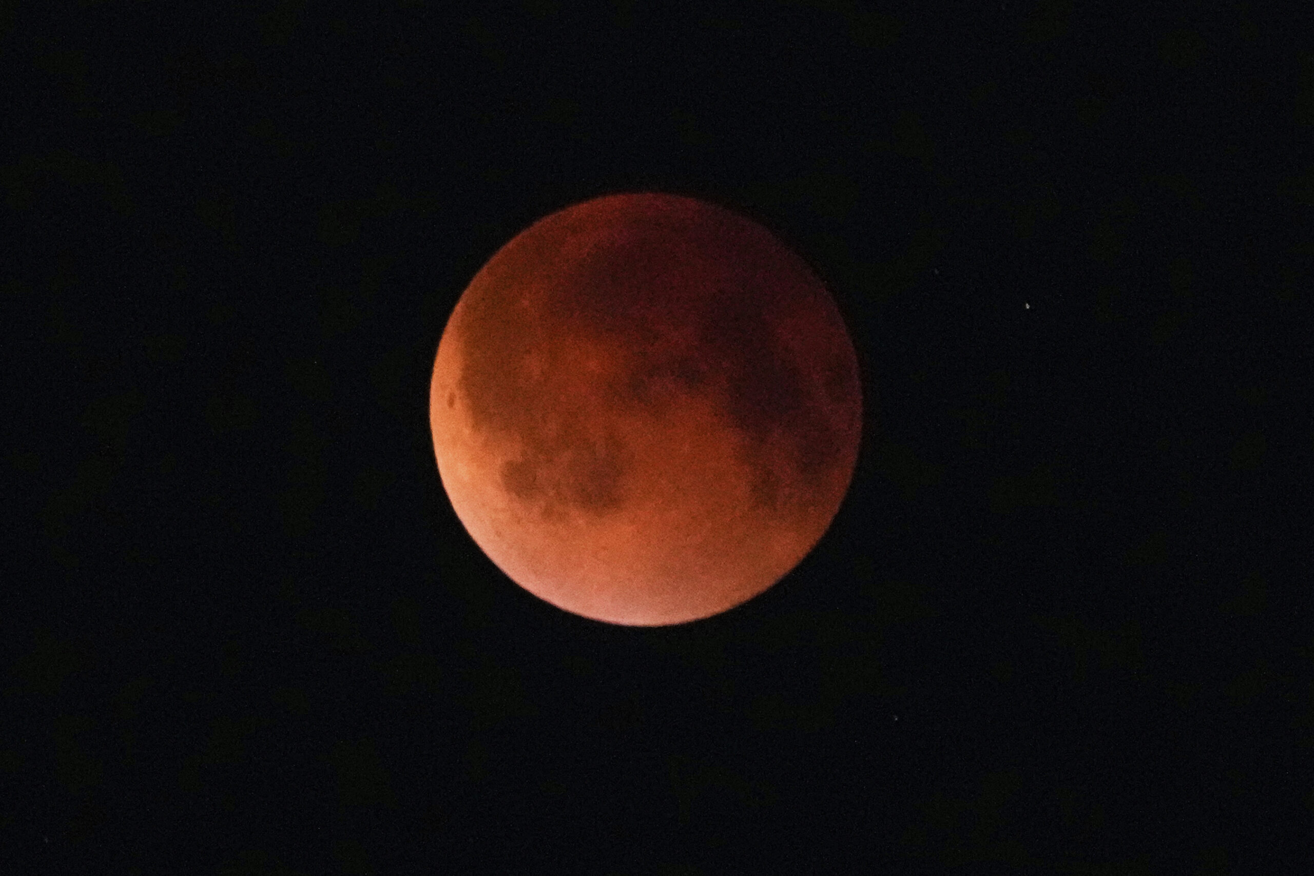 Événement rare !  Une éclipse lunaire totale, appelée "Lune rouge", aura lieu ce mardi