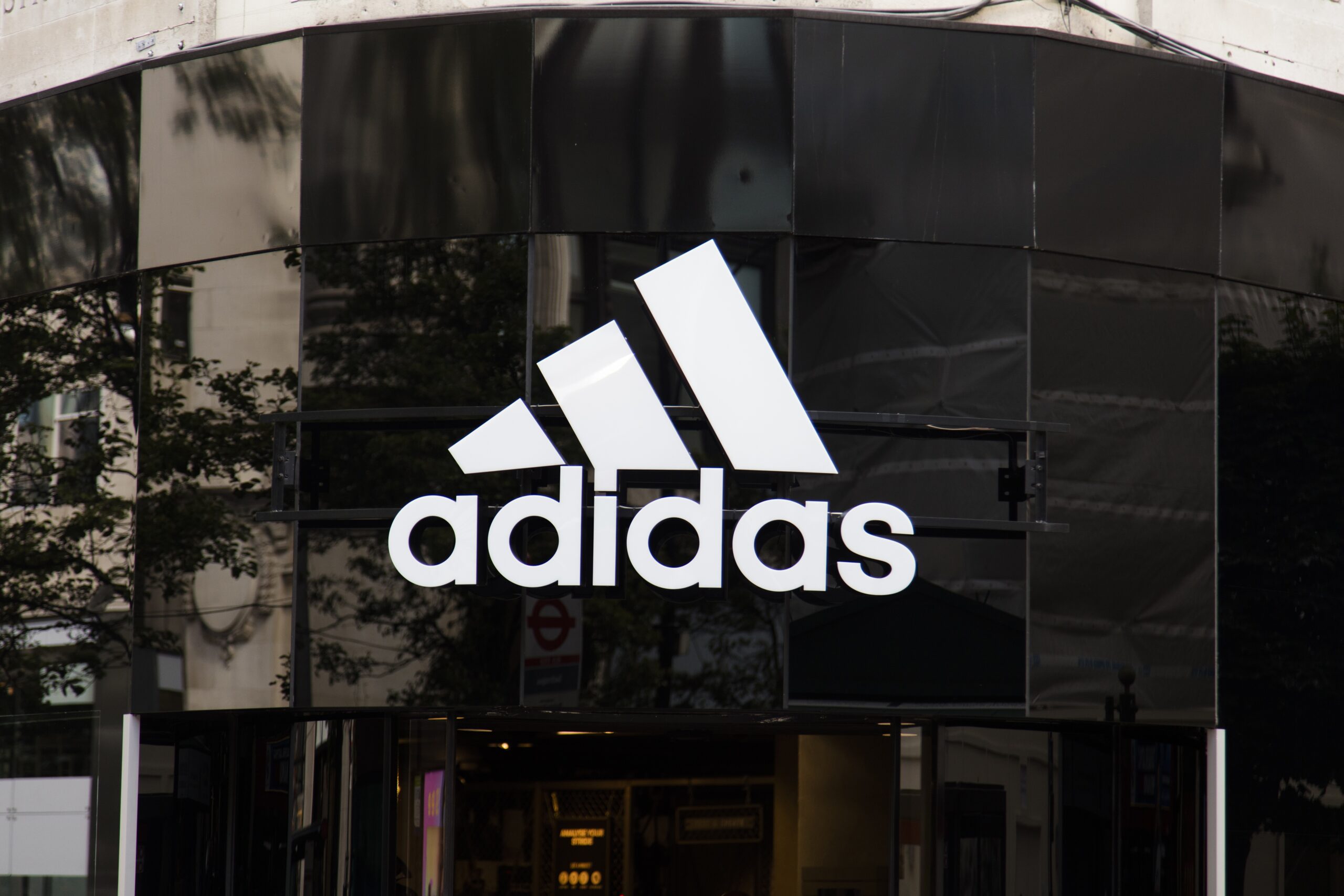Adidas en Bourse : une progression modérée entre mars 2025 et février 2026