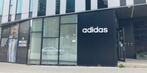 Adidas recule nettement à la Bourse de Francfort