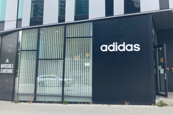 Adidas recule nettement à la Bourse de Francfort