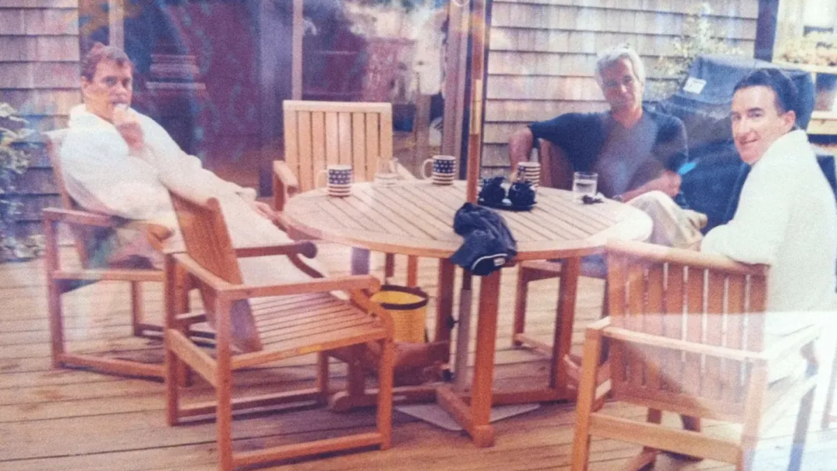 Affaire Epstein : une photo inédite montrant le prince Andrew et Peter Mandelson avec le financier refait surface