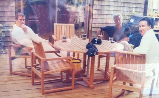 Affaire Epstein : une photo inédite montrant le prince Andrew et Peter Mandelson avec le financier refait surface