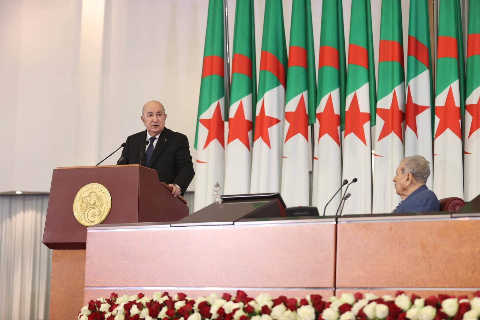 Alger recule sur les « excuses » : la loi mémorielle devient un signal, pas une bombe