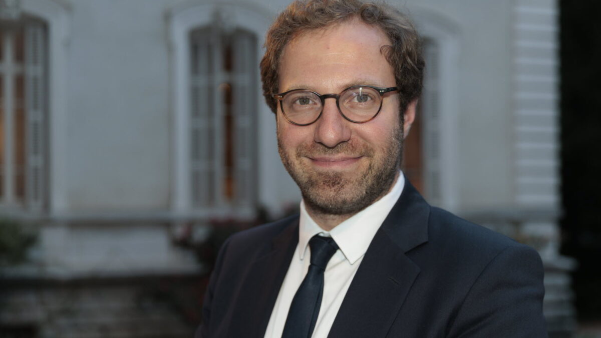 Annecy : l’ex-ministre Antoine Armand arrive en tête et vise un rassemblement pour le second tour