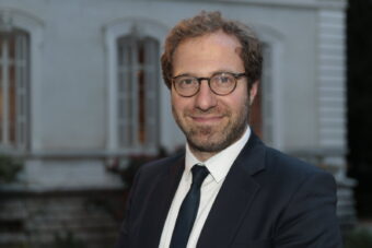 Annecy : l’ex-ministre Antoine Armand arrive en tête et vise un rassemblement pour le second tour