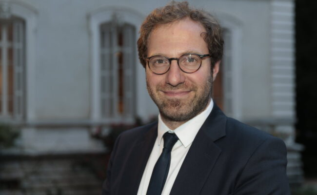 Annecy : l’ex-ministre Antoine Armand arrive en tête et vise un rassemblement pour le second tour