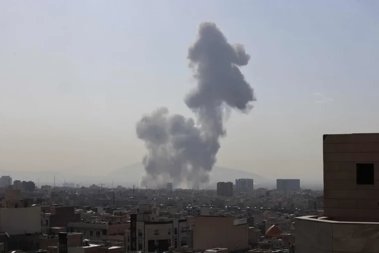 Après la mort de Khamenei, Israël frappe de nouveau Téhéran et la région retient son souffle