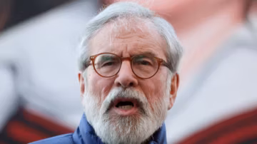 Attentats de l’IRA : la plainte contre Gerry Adams abandonnée, une affaire sensible s’éteint sans verdict