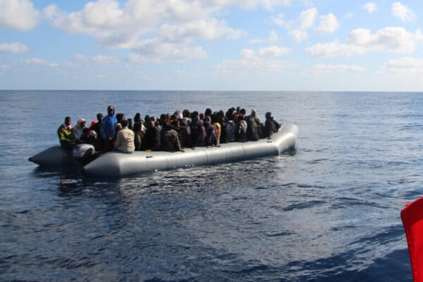 Au large de Calais, 78 migrants ramenés à quai après une panne en pleine Manche