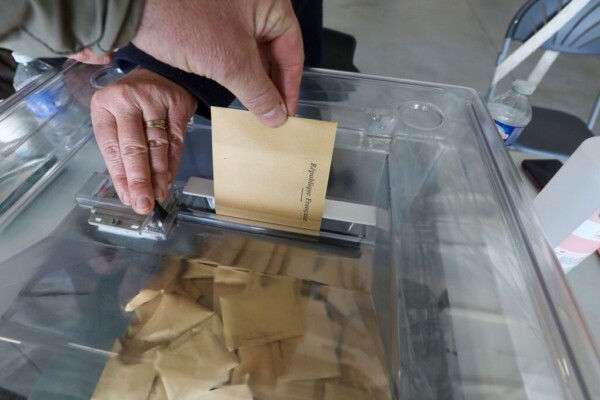 Municipales 2026 : tensions à gauche et appels à l’union à droite après le scrutin — photo
