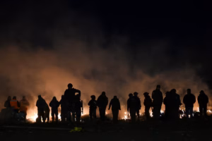 Bolivie - émeutes après le crash d’un avion militaire, les autorités brûlent des tonnes de billets éparpillés (AP)