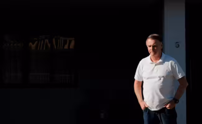 Bolsonaro demande à la justice l’autorisation de recevoir la visite d’un conseiller de Trump en prison