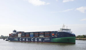 CMA CGM met ses navires à l’abri et suspend le passage par Suez après les frappes en Iran