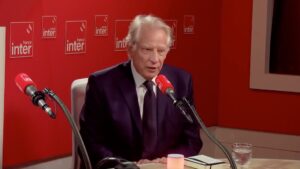 Dominique de Villepin fustige le « pari » américain en Iran et défend le droit international